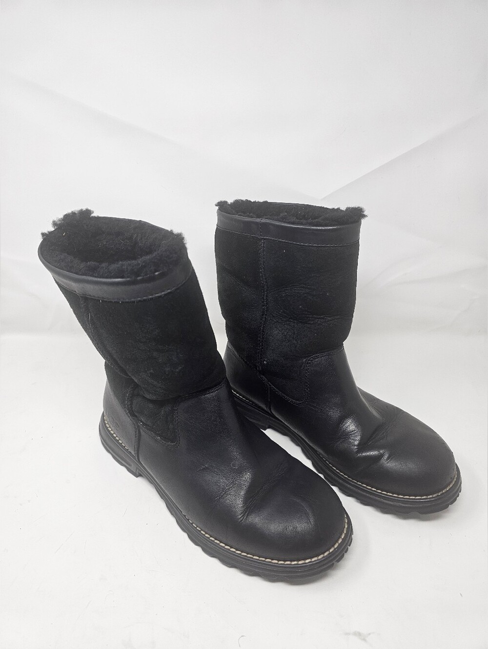 UGG Brooks Women's Black Leather Short Boot Size 9 S/N 5381